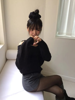 Delua off-shoulder strap long-sleeved knit