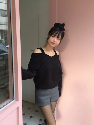 Delua off-shoulder strap long-sleeved knit