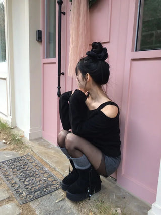 Delua off-shoulder strap long-sleeved knit