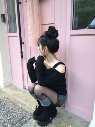 Delua off-shoulder strap long-sleeved knit