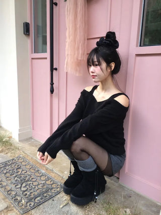Delua off-shoulder strap long-sleeved knit