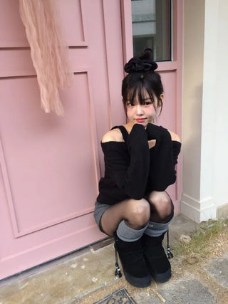 Delua off-shoulder strap long-sleeved knit
