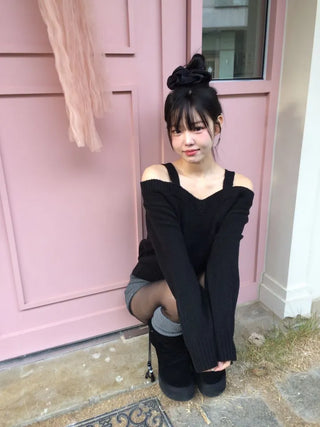 Delua off-shoulder strap long-sleeved knit