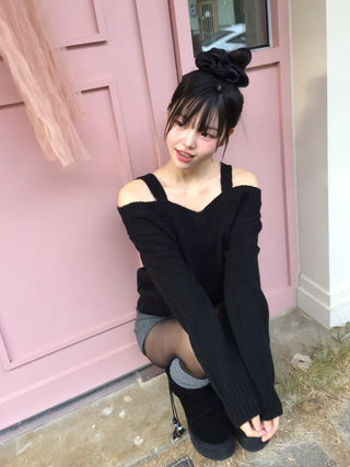 Delua off-shoulder strap long-sleeved knit