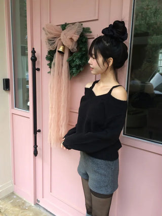 Delua off-shoulder strap long-sleeved knit