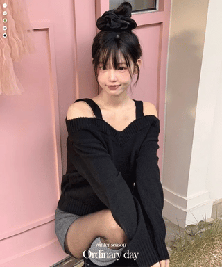 Delua off-shoulder strap long-sleeved knit
