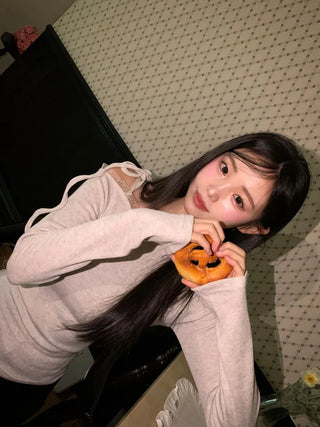 Winter Fleet Ribbon One-Shoulder Two-Color Button Team Frill Lace Fleece Glam Fit Knit T-Shirt