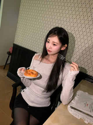Winter Fleet Ribbon One-Shoulder Two-Color Button Team Frill Lace Fleece Glam Fit Knit T-Shirt