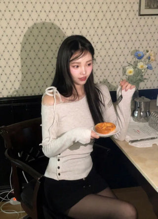 Winter Fleet Ribbon One-Shoulder Two-Color Button Team Frill Lace Fleece Glam Fit Knit T-Shirt