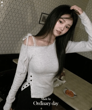 Winter Fleet Ribbon One-Shoulder Two-Color Button Team Frill Lace Fleece Glam Fit Knit T-Shirt