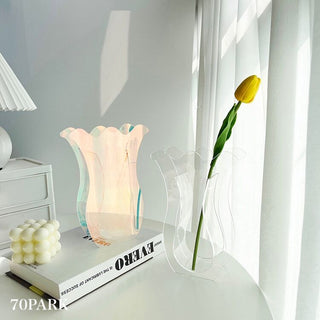Tulip-shaped acrylic clear flower vasein .