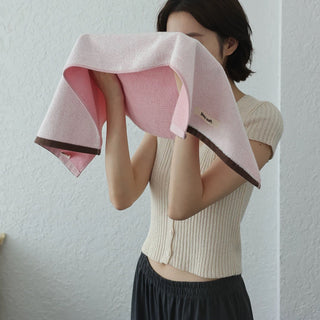 Two-tone solid color face towel 100% cotton combed cotton absorbent.