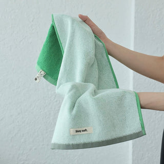 Two-tone solid color face towel 100% cotton combed cotton absorbent.