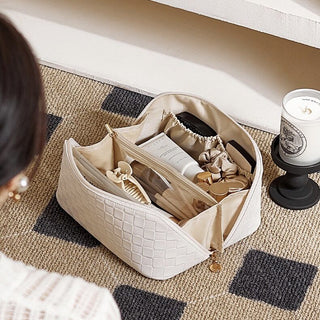 Checkered pattern Large capacity cosmetic storage pouch Travel pouch