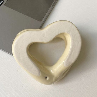 Heart motif ceramic brush stand
