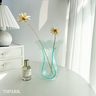 Tulip-shaped acrylic clear flower vasein .