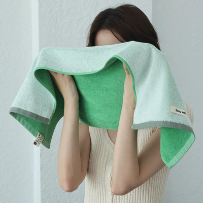 Two-tone solid color face towel 100% cotton combed cotton absorbent.