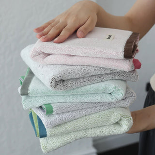 Two-tone solid color face towel 100% cotton combed cotton absorbent.