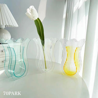 Tulip-shaped acrylic clear flower vasein .