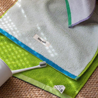 Two-tone solid color face towel 100% cotton combed cotton absorbent.
