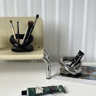 Heart motif ceramic brush stand