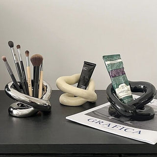 Heart motif ceramic brush stand