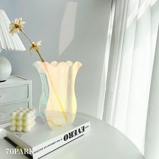 Tulip-shaped acrylic clear flower vasein .