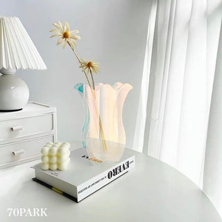 Tulip-shaped acrylic clear flower vasein .