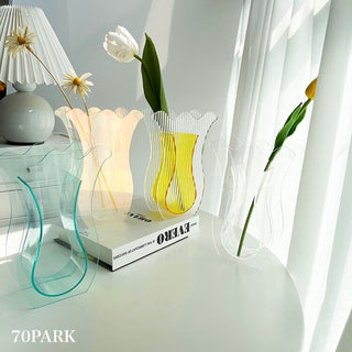 Tulip-shaped acrylic clear flower vasein .