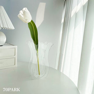 Tulip-shaped acrylic clear flower vasein .