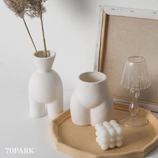 Hip-shaped body art flower vase