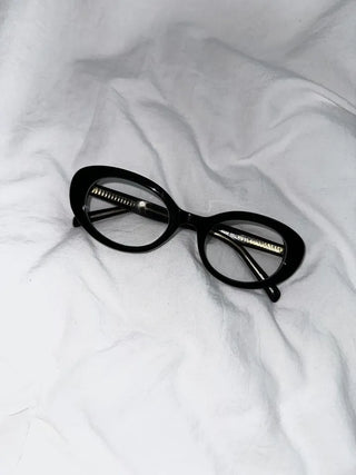 Nerd round horn-rimmed glasses