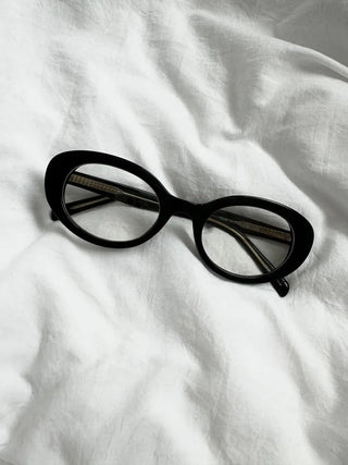 Nerd round horn-rimmed glasses