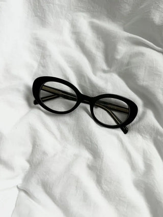 Nerd round horn-rimmed glasses