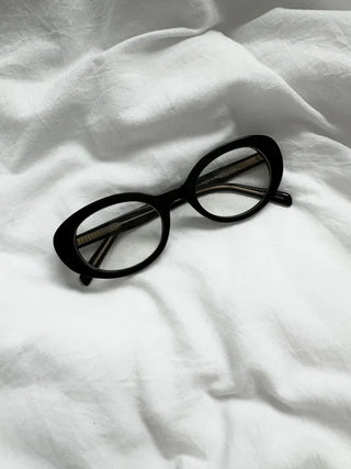 Nerd round horn-rimmed glasses
