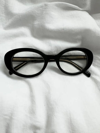 Nerd round horn-rimmed glasses