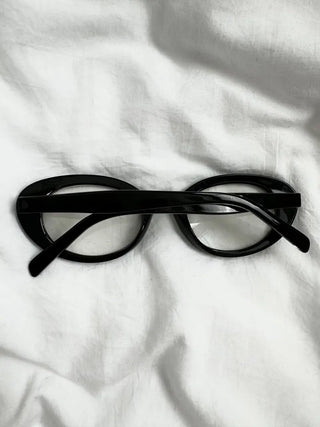 Nerd round horn-rimmed glasses