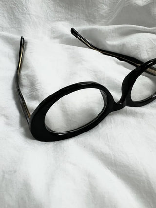 Nerd round horn-rimmed glasses