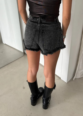 Black high-waist short pants