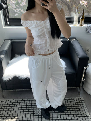 Off-shoulder frill sleeveless blouse