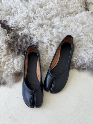 Tabi leather flat shoes