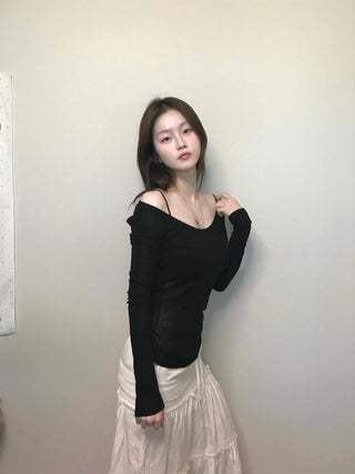 Delicate Fit Off-Shoulder Draping Slim Long Sleeve Tee