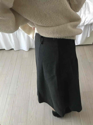 Simple contemporary balloon midi skirt