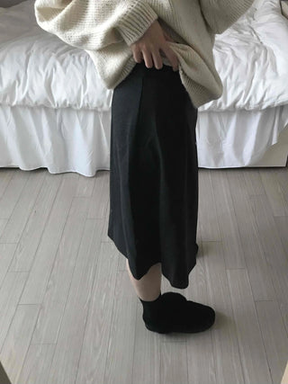 Simple contemporary balloon midi skirt