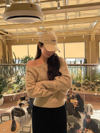 Soft Delicate Fit V-Neck Slim Shoulder Knit