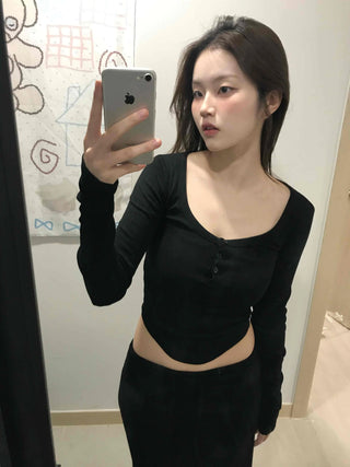 Delicate Fit Square Neck Button Cropped Long Sleeve T-shirt