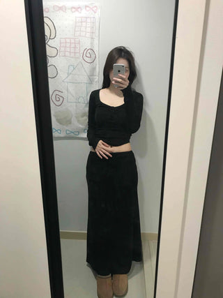 Delicate Fit Square Neck Button Cropped Long Sleeve T-shirt