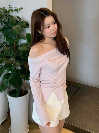 Delicate Fit Off-Shoulder Shirred Slim Long Sleeve T-shirt