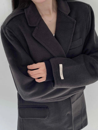Minimal Shoulder Line Double Pocket Belt Coat