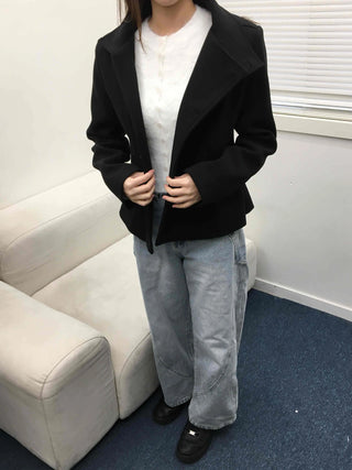 Slim tailored sharp collar diagonal button short coat